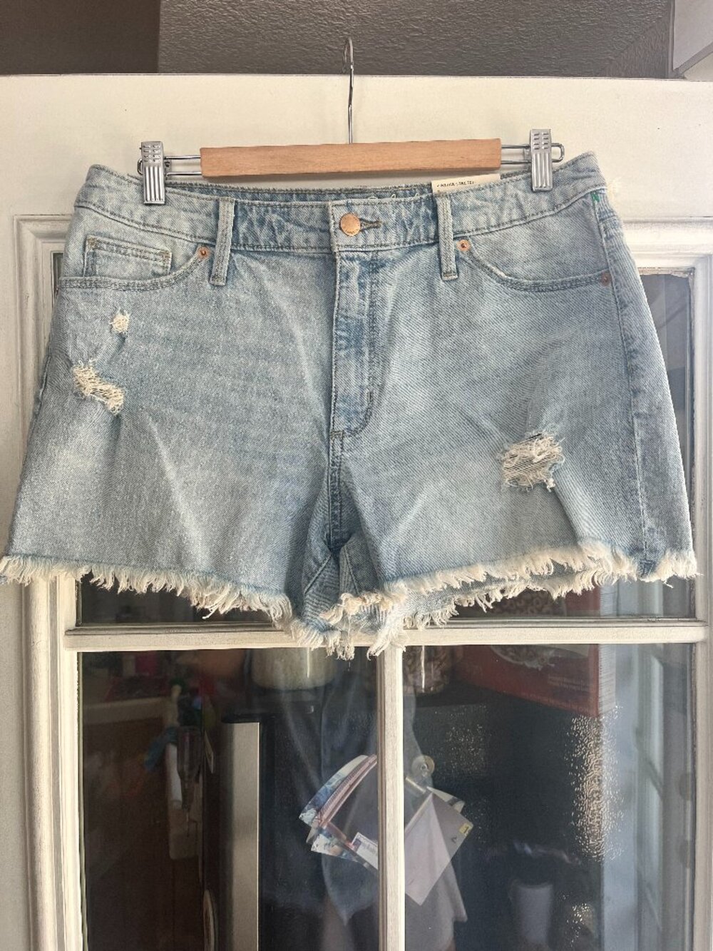 NWT Universal Thread Women's High-Rise Shortie  Shorts distressed  10  2.5" Ins.